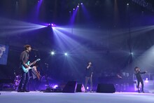 スピッツ+ハウスバンド「タイム・トラベル with 秦基博、KREVA」の模様。