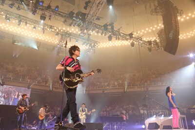 18日公演よりスピッツ+ハウスバンド「魔法のコトバ with スガシカオ、アンジェラ・アキ」の模様。