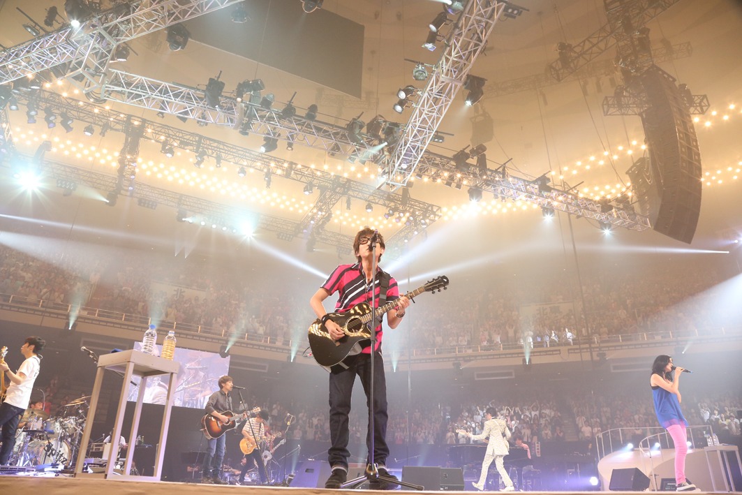 18日公演よりスピッツ+ハウスバンド「魔法のコトバ with スガシカオ、アンジェラ・アキ」の模様。