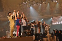 18日公演のフィナーレの様子。