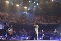 19日公演よりスピッツ+ハウスバンド「タイム・トラベル with 秦基博、KREVA」の模様。