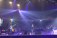 19日公演よりスピッツ+ハウスバンド「タイム・トラベル with 秦基博、KREVA」の模様。