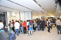 ナノのグッズ購入のため長蛇の列を作る海外のファン。