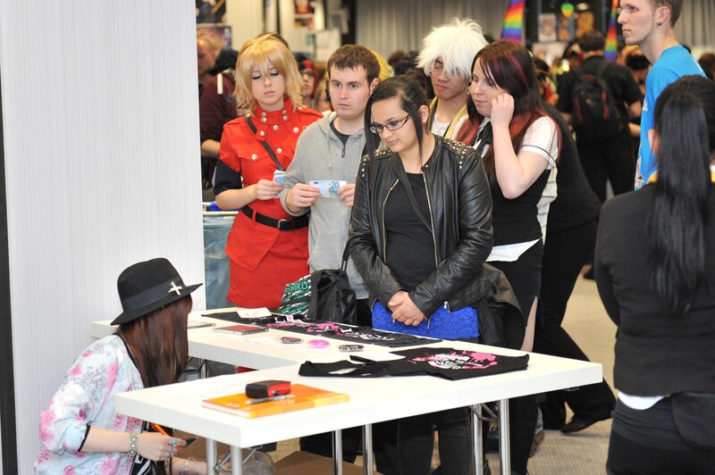 ナノのCDやコンサートグッズを購入する海外のファン。