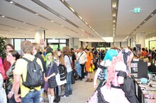 ナノのグッズ購入のため長蛇の列を作る海外のファン。