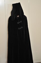 ナノは会場内を移動する際に、全身を覆う黒いマントを着用した。