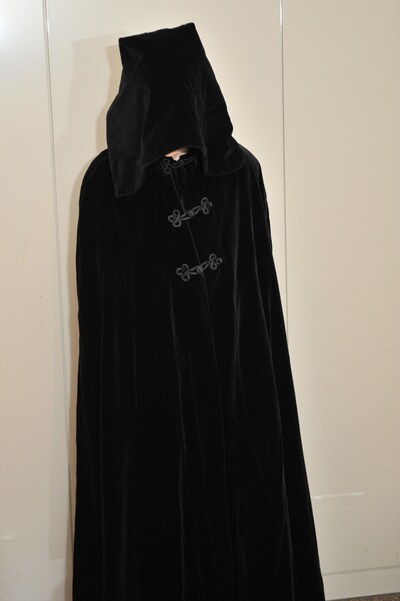 ナノは会場内を移動する際に、全身を覆う黒いマントを着用した。