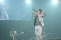 KREVA（写真手前）と亀田誠治（奥）。