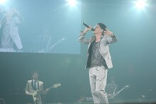 KREVA（写真手前）と亀田誠治（奥）。