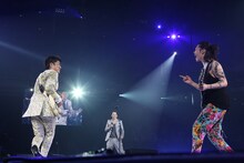 19日公演よりKREVA「STRONG with MIYAVI」の模様。