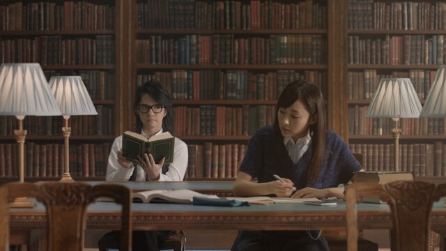 VAMPSが出演する「Xperia UL」CMのワンシーン。