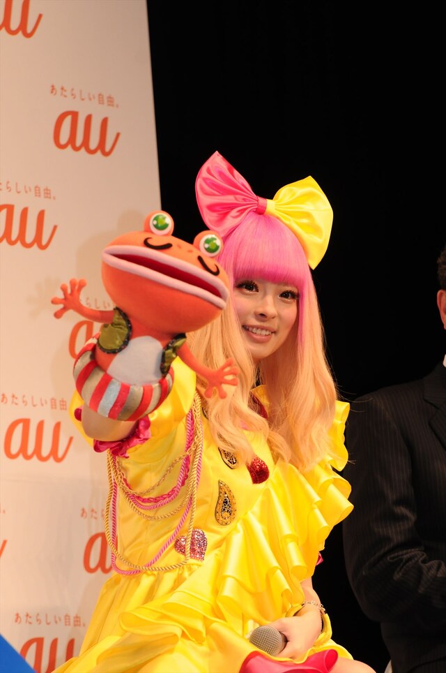 CMに登場するパペットキャラクター「のりカエル」を紹介するきゃりーぱみゅぱみゅ。