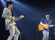 秦基博（写真右）と亀田誠治（左）。