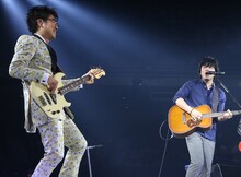 秦基博（写真右）と亀田誠治（左）。