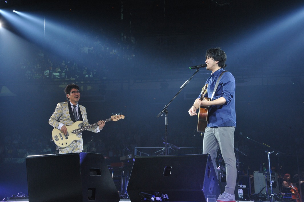 秦基博（写真右）と亀田誠治（左）。