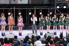 ステージに登場したつんく♂からBerryz工房の日本武道館公演が発表される。