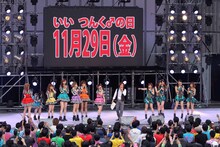 ステージに登場したつんく♂からBerryz工房の日本武道館公演が発表される。