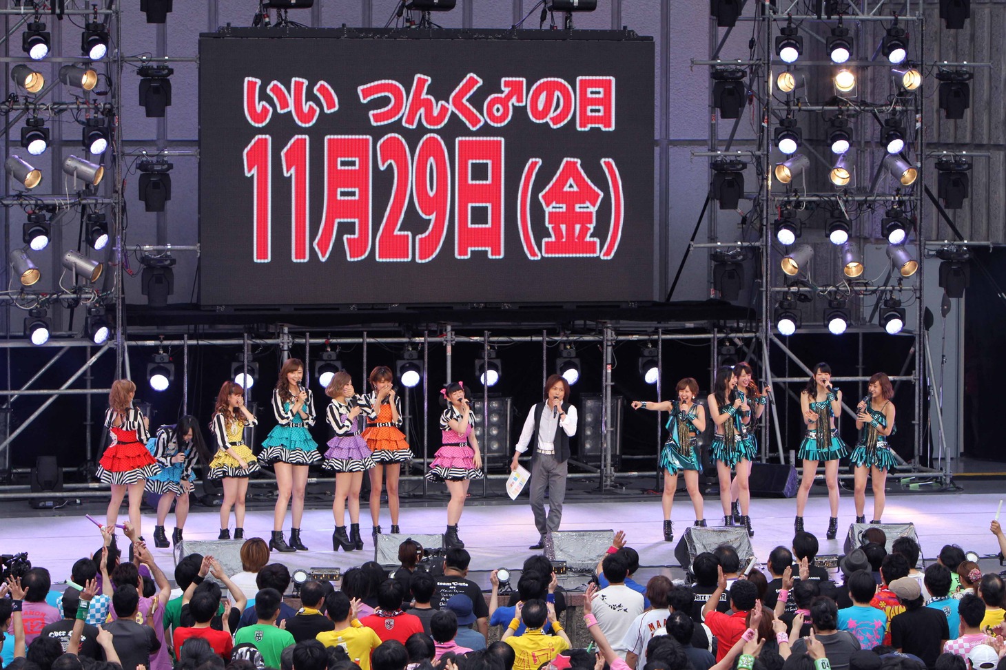 ステージに登場したつんく♂からBerryz工房の日本武道館公演が発表される。