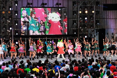 写真は昼公演の模様。全メンバーとハローキティで「LOVEマシーン」を歌唱している。