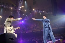 「POP STAR」の終盤、「♪魔法をかけてあげよう 君だけに」というフレーズで互いを力強く指差す平井堅（写真右）と亀田誠治。