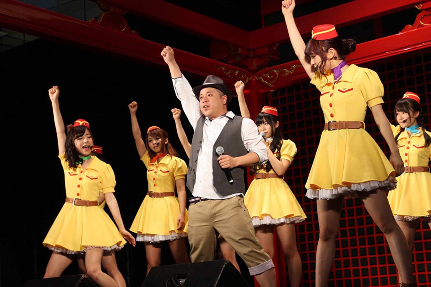 PASSPO☆から「STEP&GO」の振り付けを教わる河口こうへい。