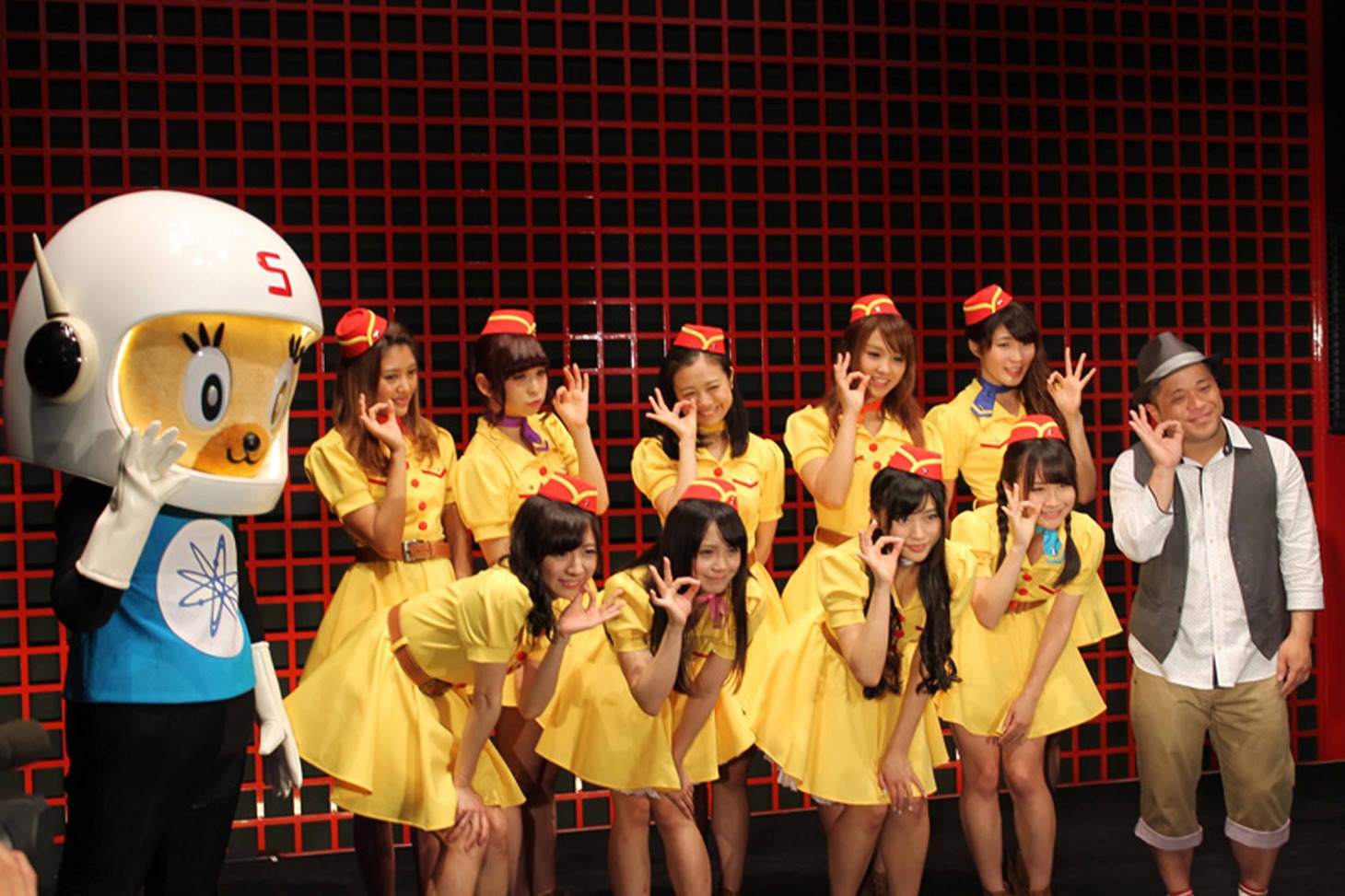 記念撮影をするPASSPO☆と河口こうへい、羽田空港国際線ターミナルPR担当のStarry（スターリー）。