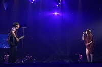 18日公演よりスガシカオ「夜空のムコウ with JUJU」の模様。