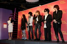 X JAPAN等身大フィギュアお披露目式の様子。