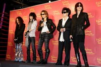 X JAPAN等身大フィギュアお披露目式の様子。