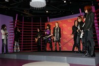 X JAPAN等身大フィギュアお披露目式の様子。
