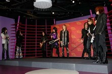X JAPAN等身大フィギュアお披露目式の様子。