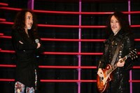 自身のフィギュアを見つめるPATA（G）。