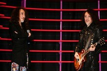 自身のフィギュアを見つめるPATA（G）。