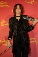 SUGIZO（G, Violin）の等身大フィギュア。