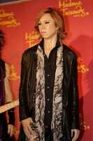 YOSHIKI（Dr, P）の等身大フィギュア。