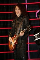 PATA（G）の等身大フィギュア。