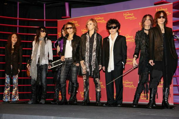 今週の人気の画像3位は「X JAPANメンバー全員集合！2014年世界ツアーに意欲」より、X JAPAN等身大フィギュアお披露目式の様子。
