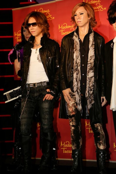 YOSHIKI（Dr, P）と彼の等身大フィギュア。