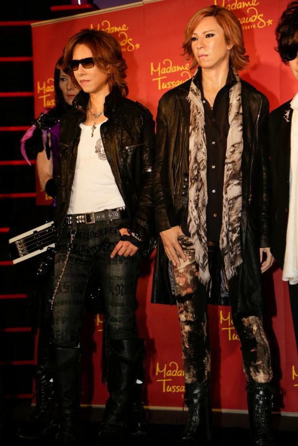 YOSHIKI（Dr, P）と彼の等身大フィギュア。