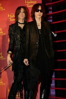 SUGIZO（G, Violin）と彼の等身大フィギュア。