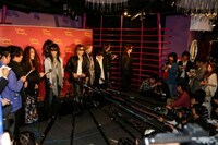 囲み取材中の様子。