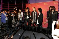 囲み取材中の様子。