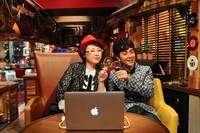 “こじらせ乾杯”をする久保ミツロウ（写真左）とヒャダイン（右）。