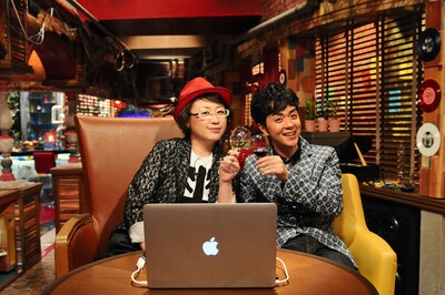 “こじらせ乾杯”をする久保ミツロウ（写真左）とヒャダイン（右）。