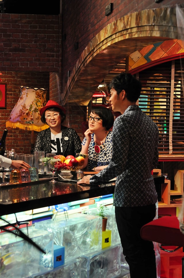 バーカウンターで語り合う久保ミツロウ、能町みね子、ヒャダイン（写真左から）。