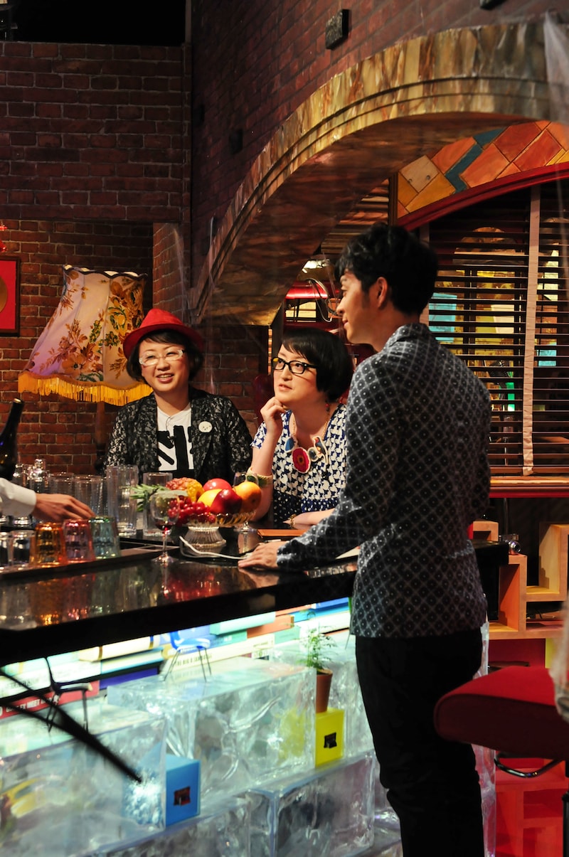 バーカウンターで語り合う久保ミツロウ、能町みね子、ヒャダイン（写真左から）。