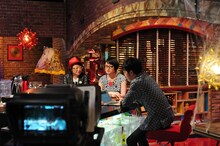 バーカウンターで語り合う久保ミツロウ、能町みね子、ヒャダイン（写真左から）。