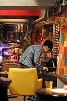 収録前、スタジオセットのトイピアノを爪弾くヒャダイン。