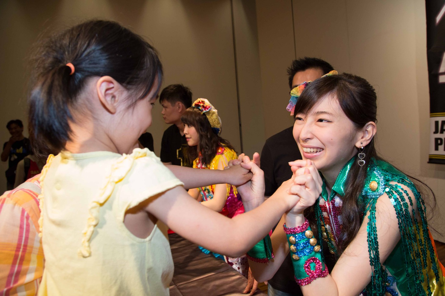 握手会で台湾のファンと交流する大矢真那。（C)AKS