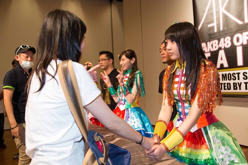 握手会で台湾のファンと交流する木崎ゆりあ。（C)AKS